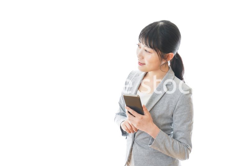 スマホアプリを使う笑顔のビジネスウーマン