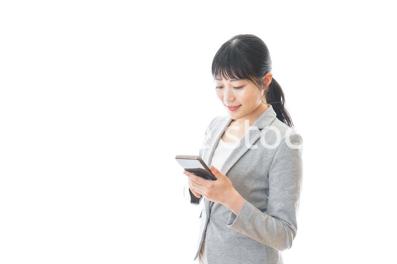 スマホアプリを使う笑顔のビジネスウーマン