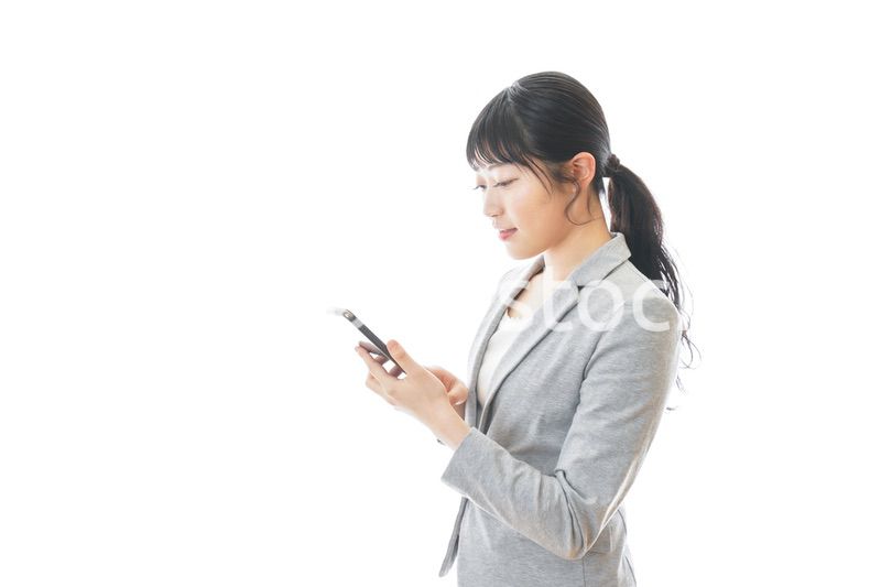 スマホアプリを使う笑顔のビジネスウーマン