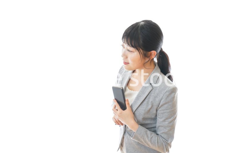 スマホアプリを使う笑顔のビジネスウーマン