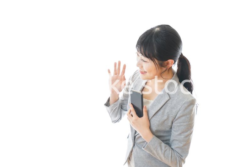 スマホアプリを使う笑顔のビジネスウーマン