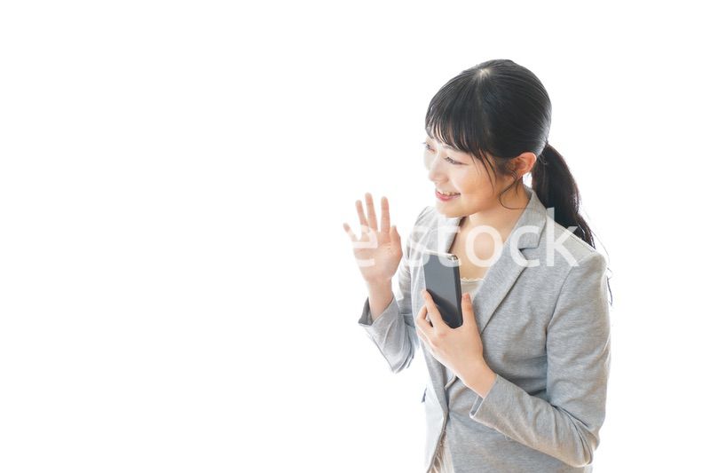 スマホアプリを使う笑顔のビジネスウーマン