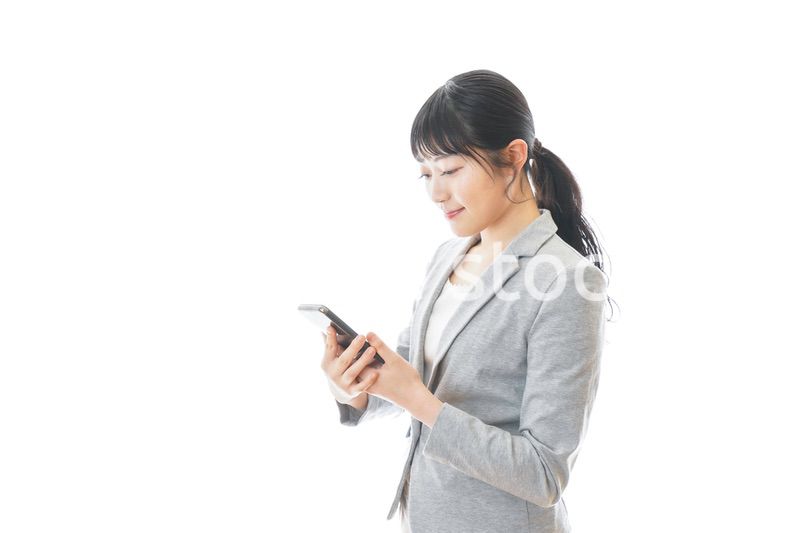 スマホで通話をする笑顔のビジネスウーマン