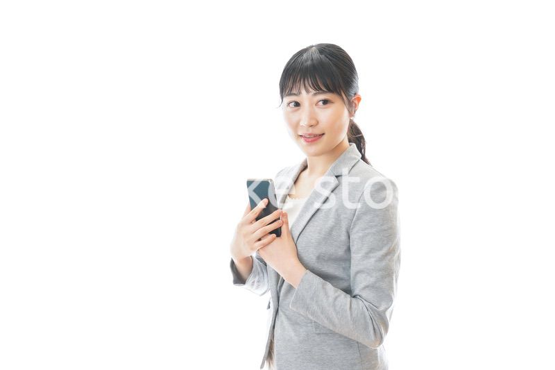 スマホで通話をする笑顔のビジネスウーマン