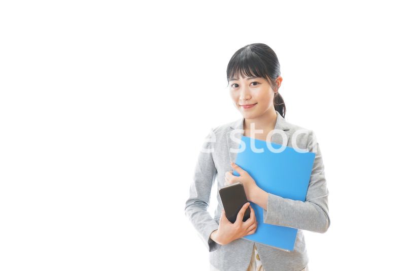 スマホで通話をする笑顔のビジネスウーマン