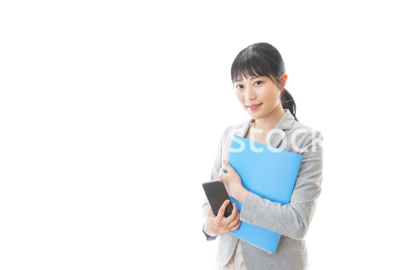 スマホで通話をする笑顔のビジネスウーマン