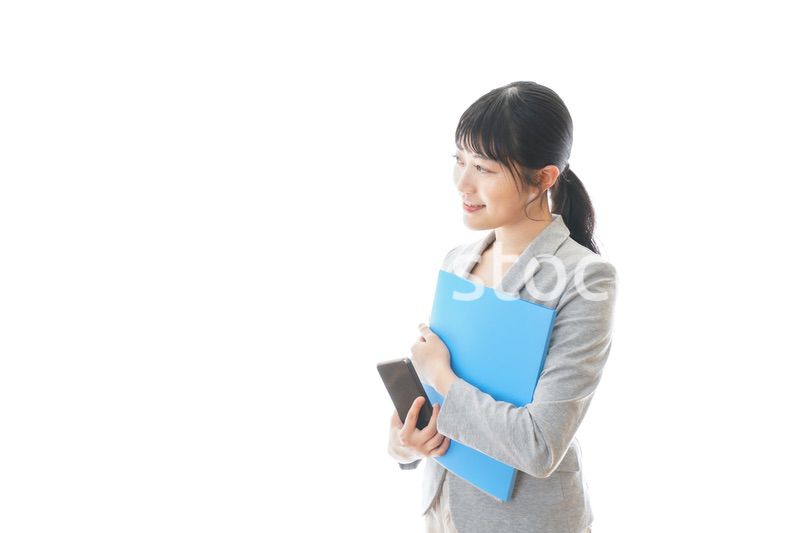 スマホで通話をする笑顔のビジネスウーマン