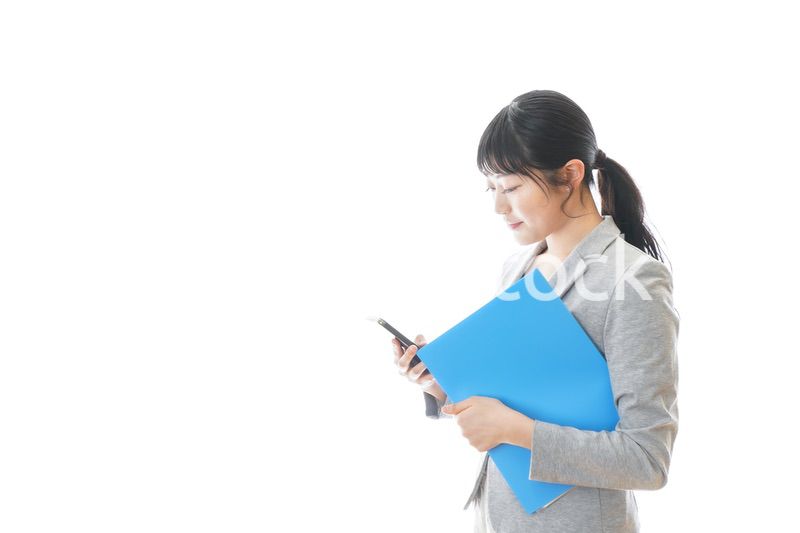 スマホアプリを使う笑顔のビジネスウーマン