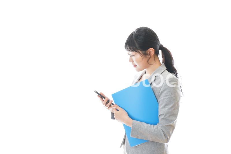 スマホアプリを使う笑顔のビジネスウーマン