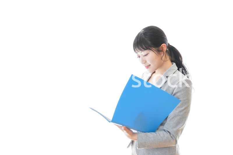 スマホアプリを使う笑顔のビジネスウーマン