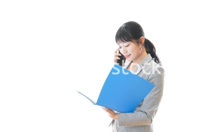 スマホで通話をする笑顔のビジネスウーマン