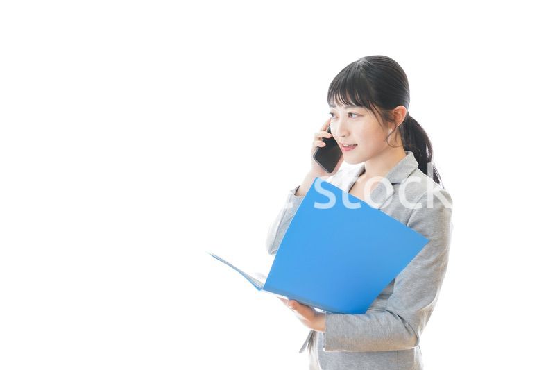 スマホで通話をする笑顔のビジネスウーマン