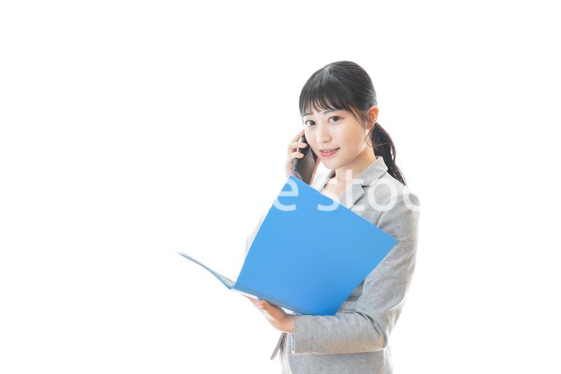 スマホで通話をする笑顔のビジネスウーマン