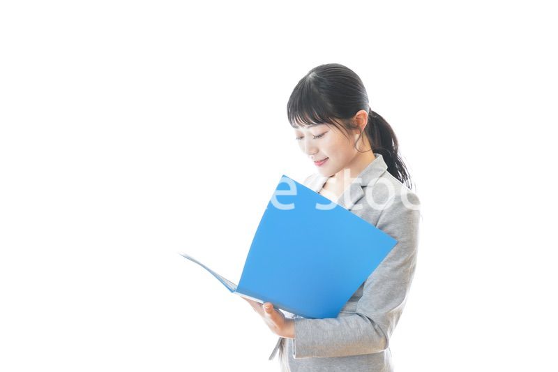 スマホで通話をする笑顔のビジネスウーマン