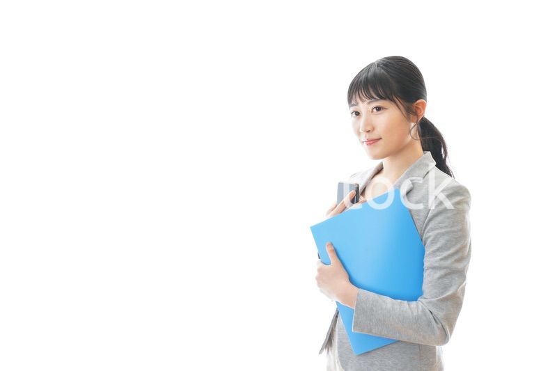 スマホで通話をする笑顔のビジネスウーマン