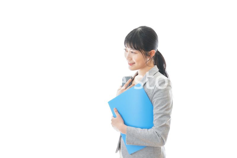 スマホで通話をする笑顔のビジネスウーマン