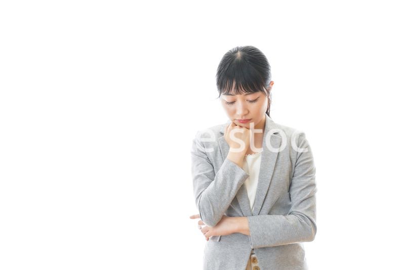 悩むビジネスウーマン