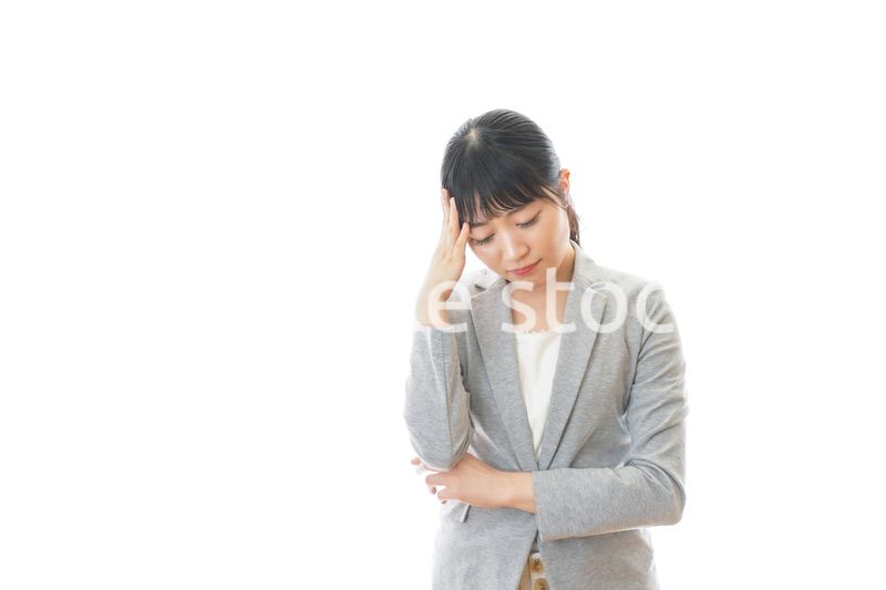 悩むビジネスウーマン