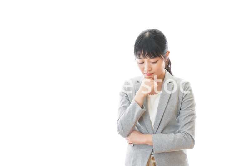 悩むビジネスウーマン