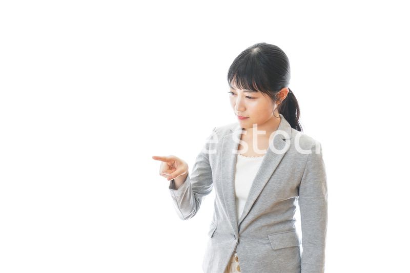 悩むビジネスウーマン