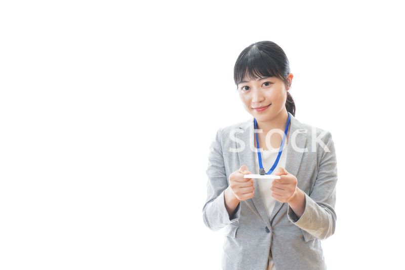 名札を持つ若いビジネスウーマン