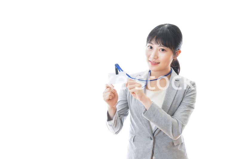 名札を持つ若いビジネスウーマン