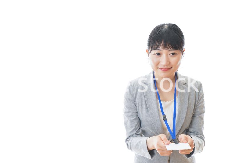 名札を持つ若いビジネスウーマン
