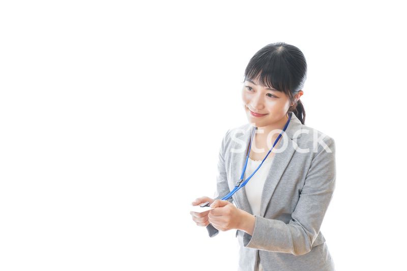 名札を持つ若いビジネスウーマン