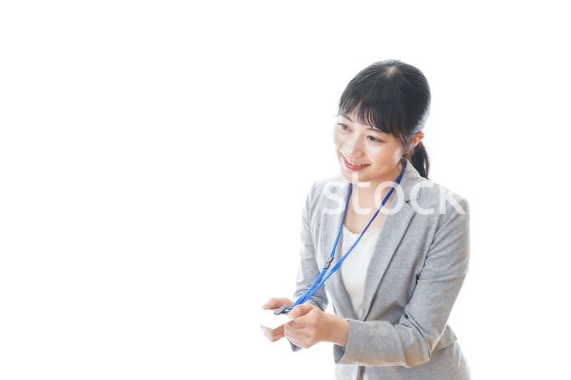 名札を持つ若いビジネスウーマン