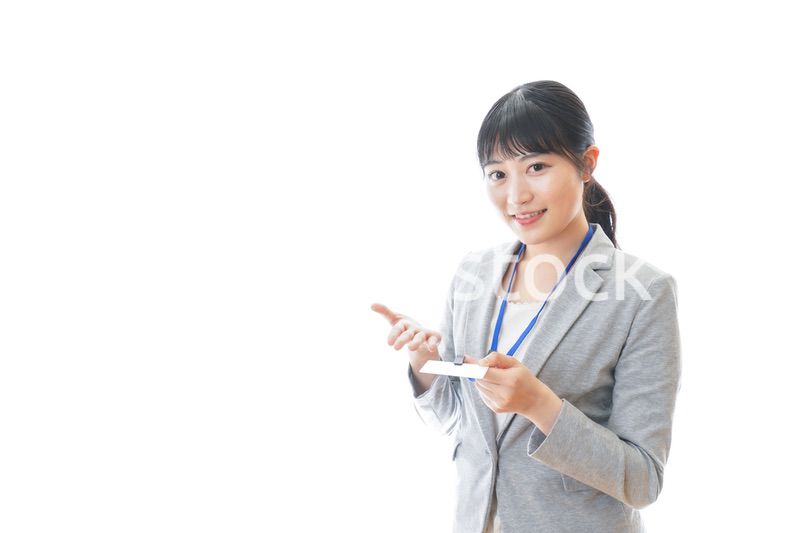 名札を持つ若いビジネスウーマン