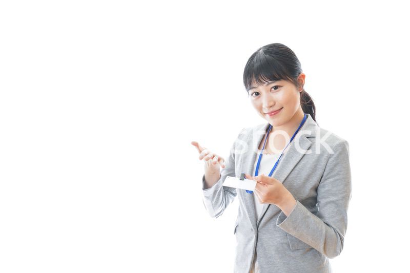 名札を持つ若いビジネスウーマン