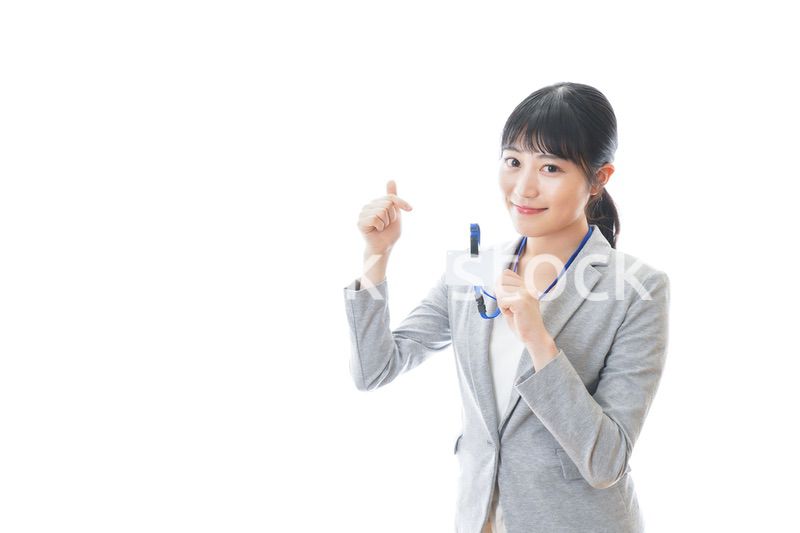 名札を持つ若いビジネスウーマン