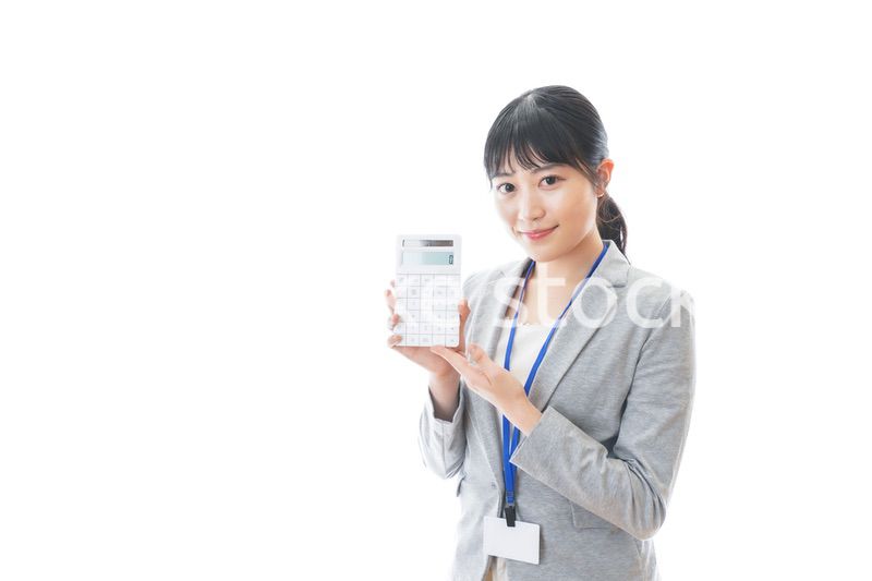 電卓を持つ若いビジネスパーソン