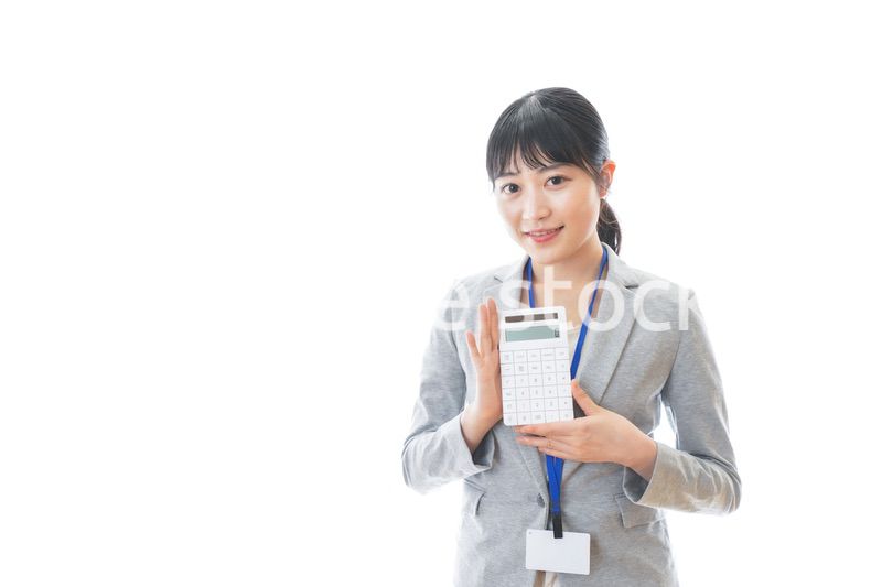電卓を持つ若いビジネスパーソン