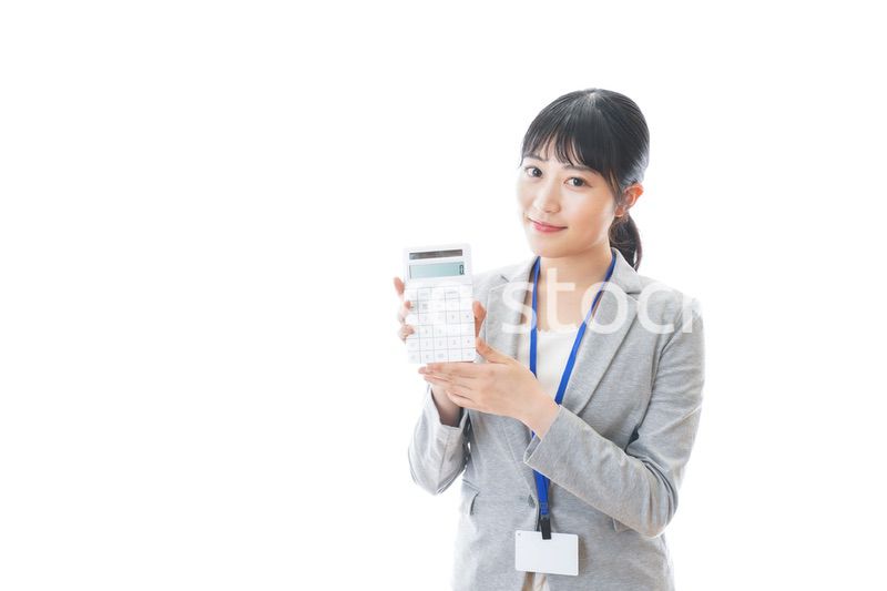 電卓を持つ若いビジネスパーソン