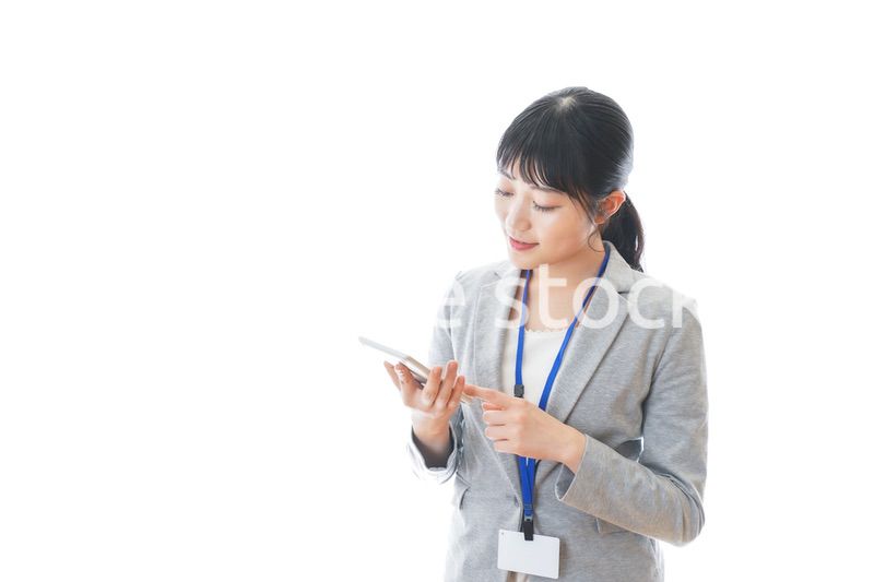 電卓を持つ若いビジネスパーソン