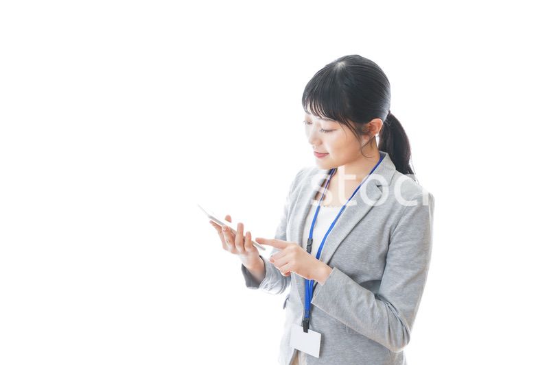 電卓を持つ若いビジネスパーソン