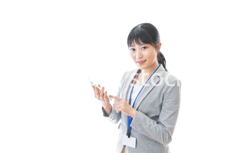 電卓を持つ若いビジネスパーソン