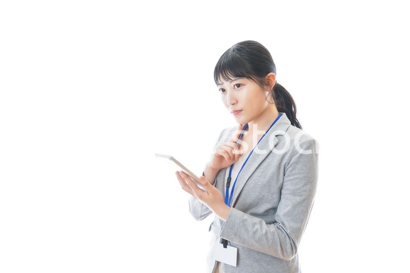 電卓を持つ若いビジネスパーソン