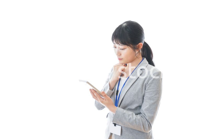 電卓を持つ若いビジネスパーソン