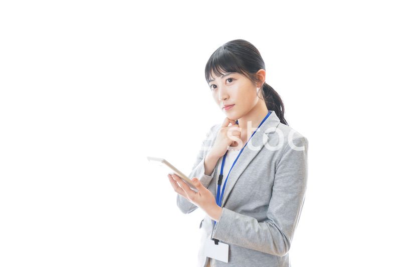 電卓を持つ若いビジネスパーソン