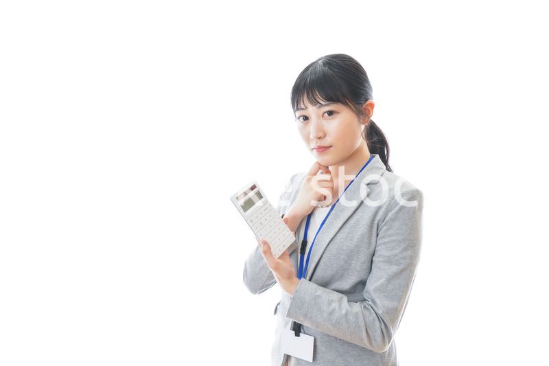 電卓を持つ若いビジネスパーソン