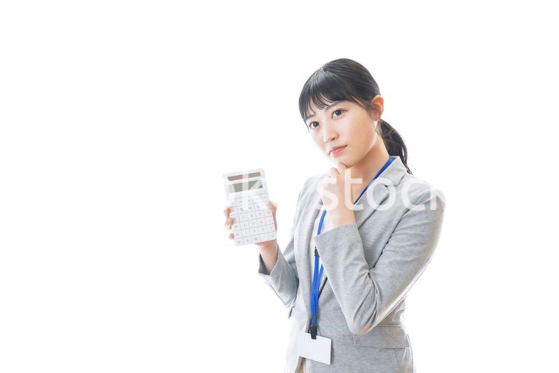 電卓を持つ若いビジネスパーソン