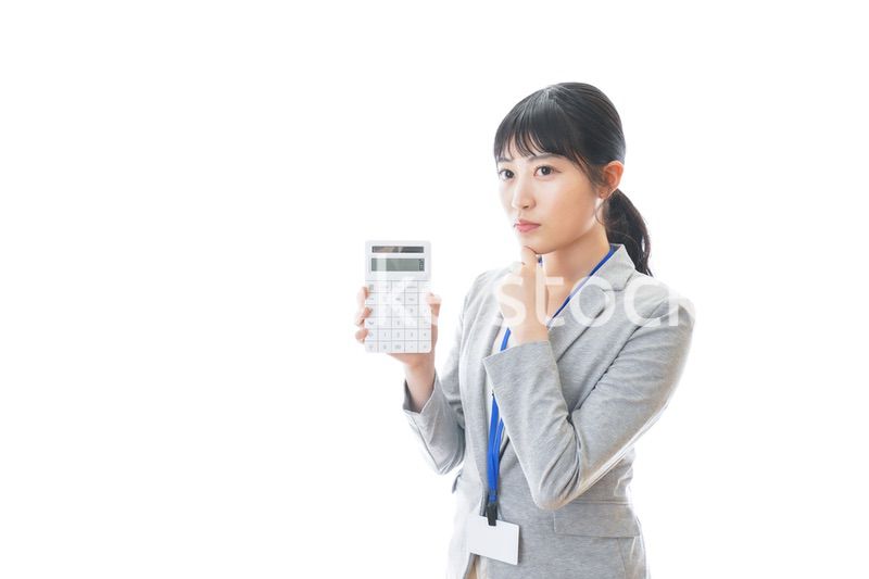 電卓を持つ若いビジネスパーソン