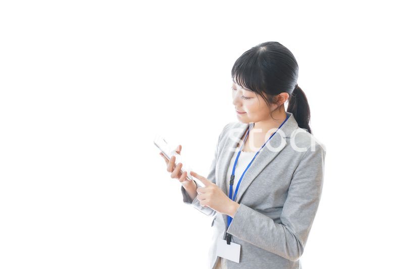 電卓を持つ若いビジネスパーソン