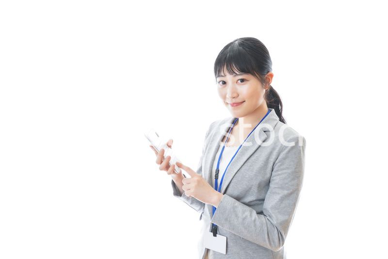 電卓を持つ若いビジネスパーソン