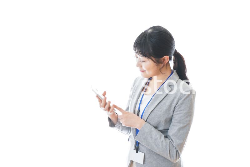 電卓を持つ若いビジネスパーソン