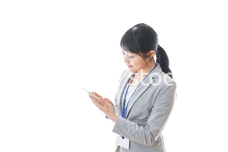 電卓を持つ若いビジネスパーソン