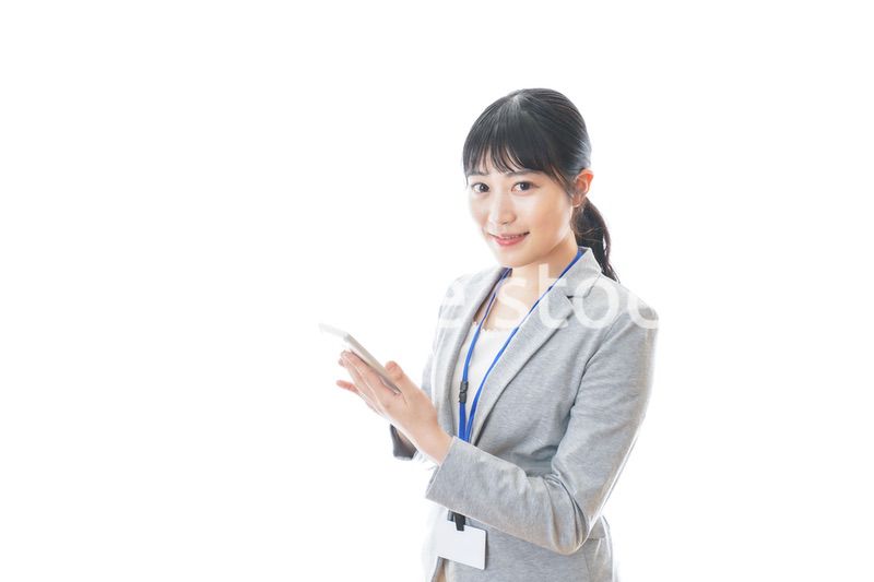 電卓を持つ若いビジネスパーソン