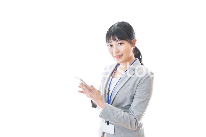 電卓を持つ若いビジネスパーソン